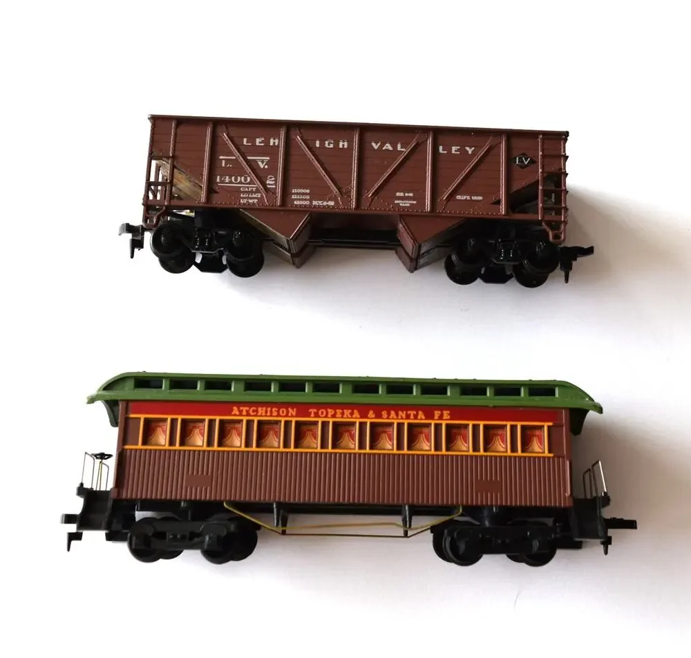 Vintage HO Scale Train Cars Lot of 2 Athearn Lehigh Valley Santa Fe Passenger